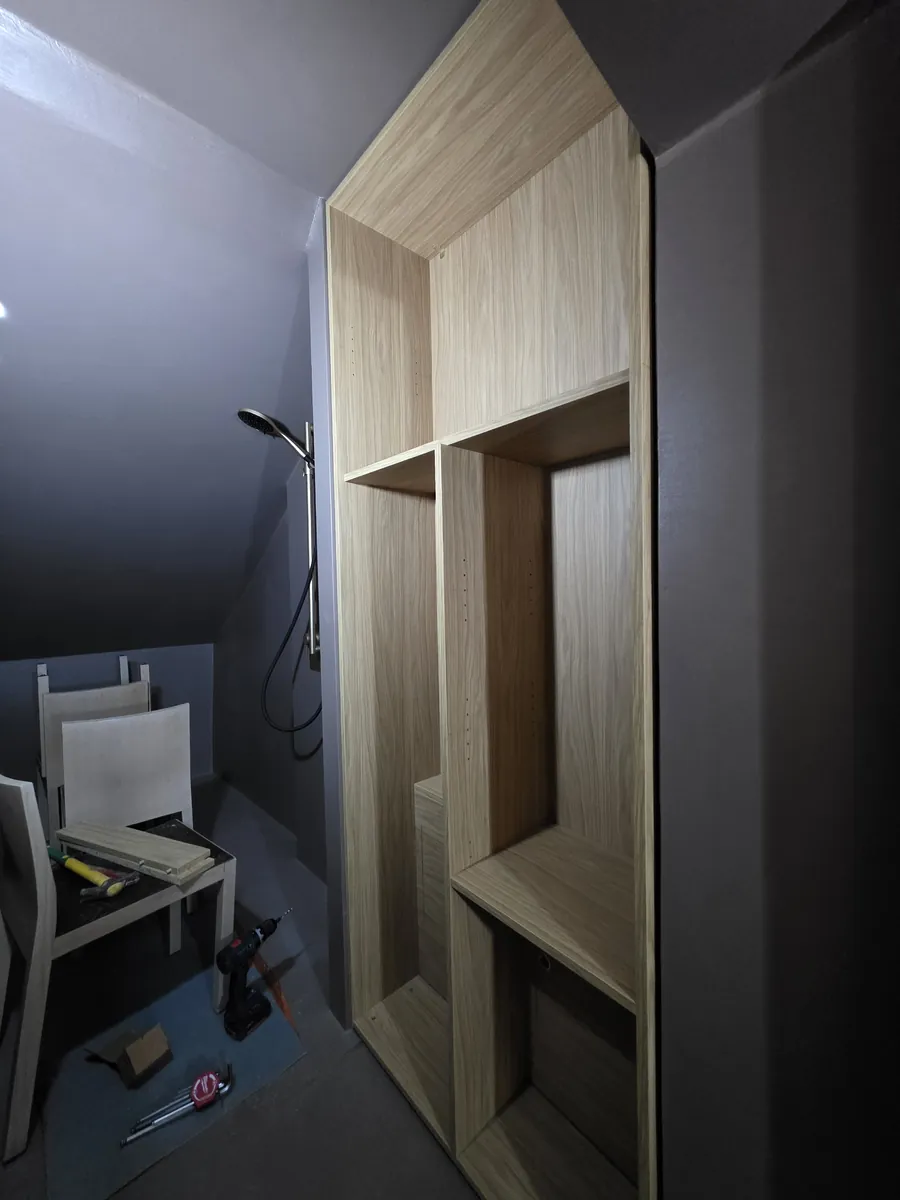 The carcass before the doors: central divider, shelves on the right
