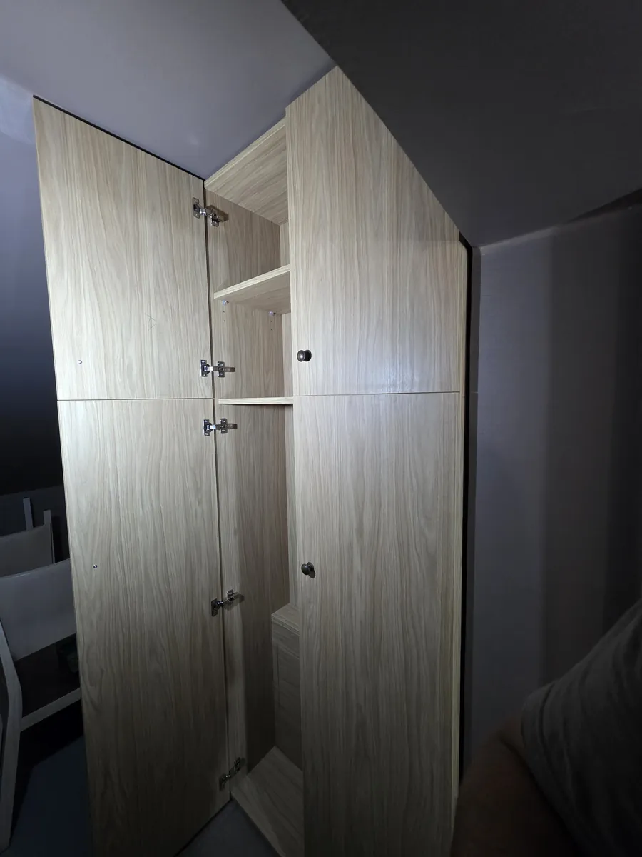Open: divider and adjustable shelves