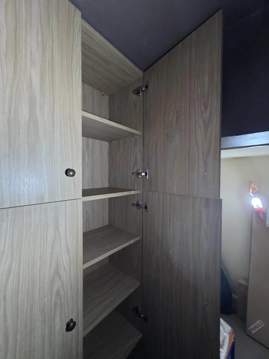 Adjustable shelves on pins