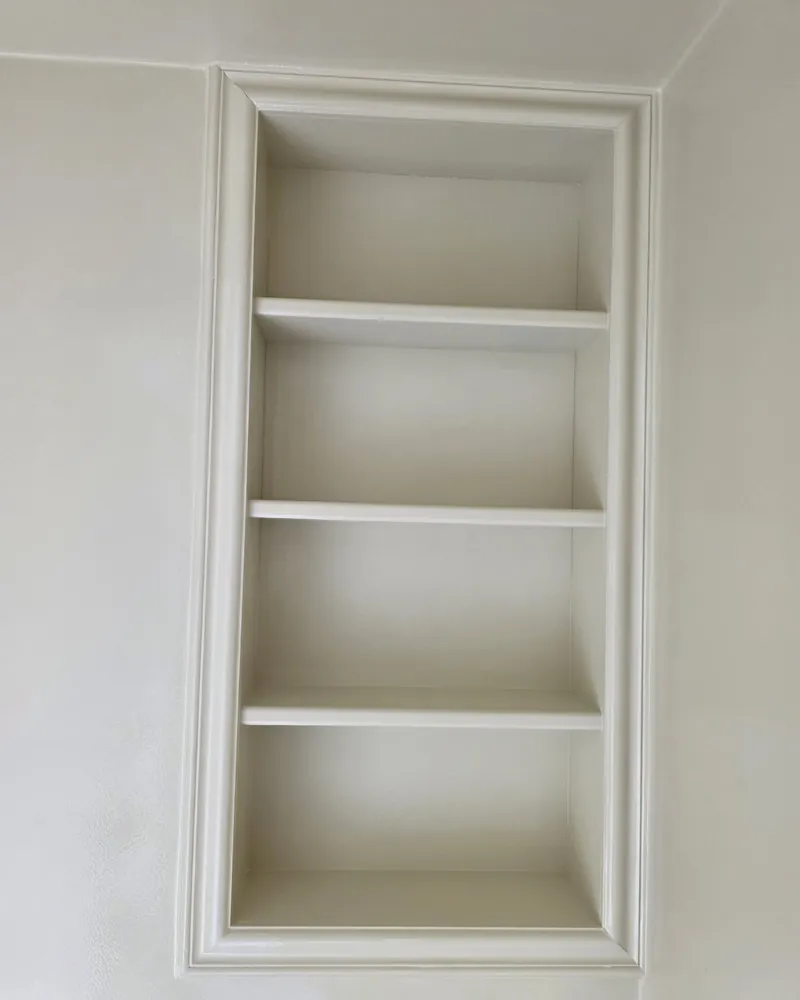 Lacquered built-in niche with four shelves